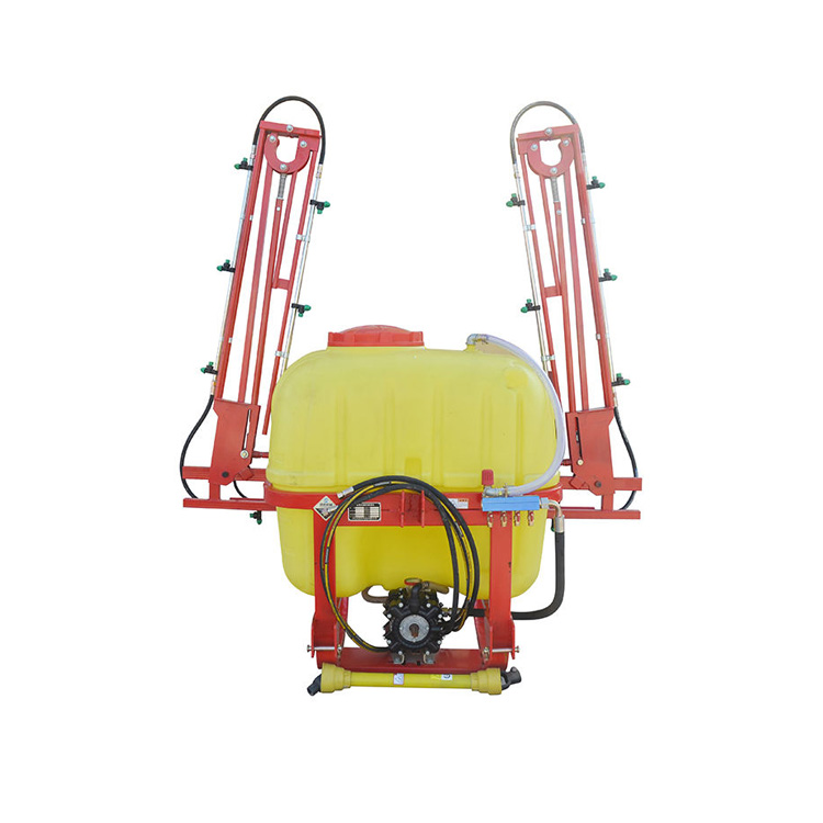 Сельскохозяйственный опрыскиватель на тракторе